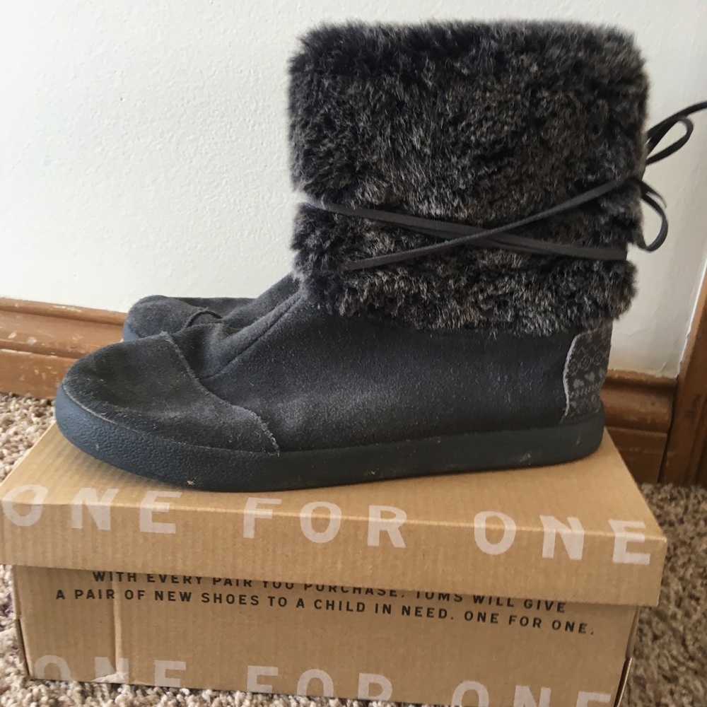Tom’s gray winter boots